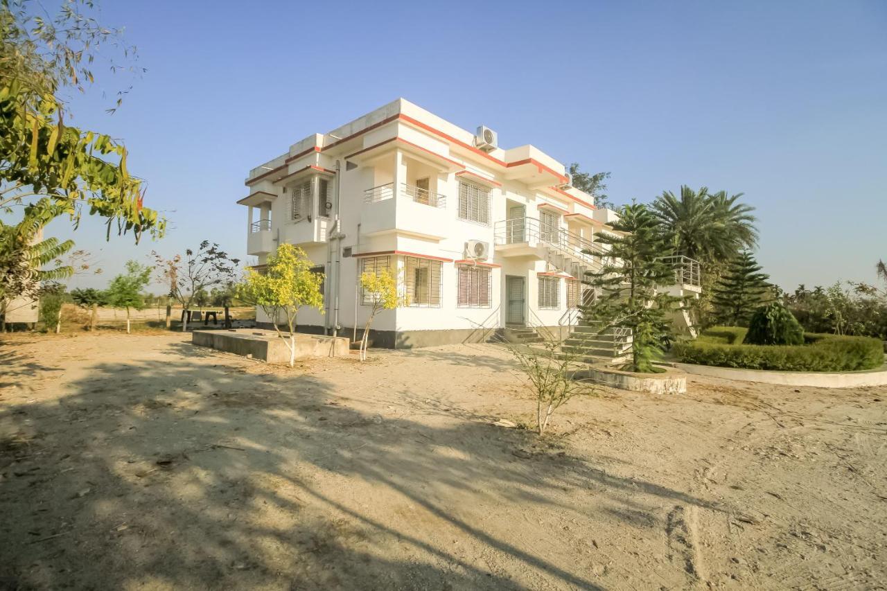 Oyo 69836 Aponjon Resort And Restaurant Shaugaon Exterior foto