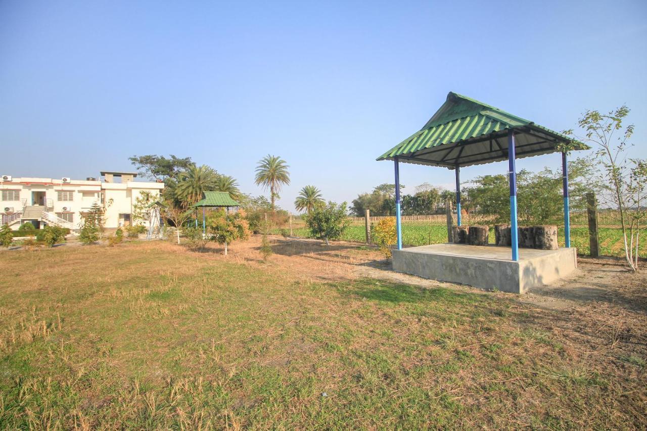 Oyo 69836 Aponjon Resort And Restaurant Shaugaon Exterior foto